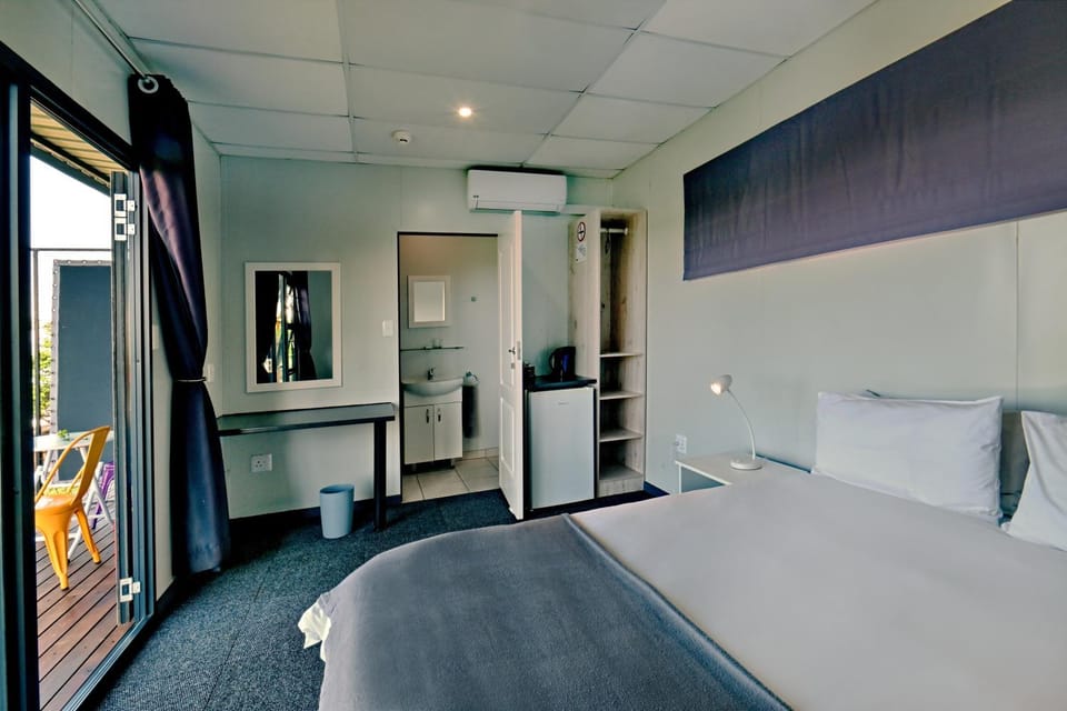Bed, Kitchen or kitchenette, Photo of the whole room, Bedroom, wardrobe