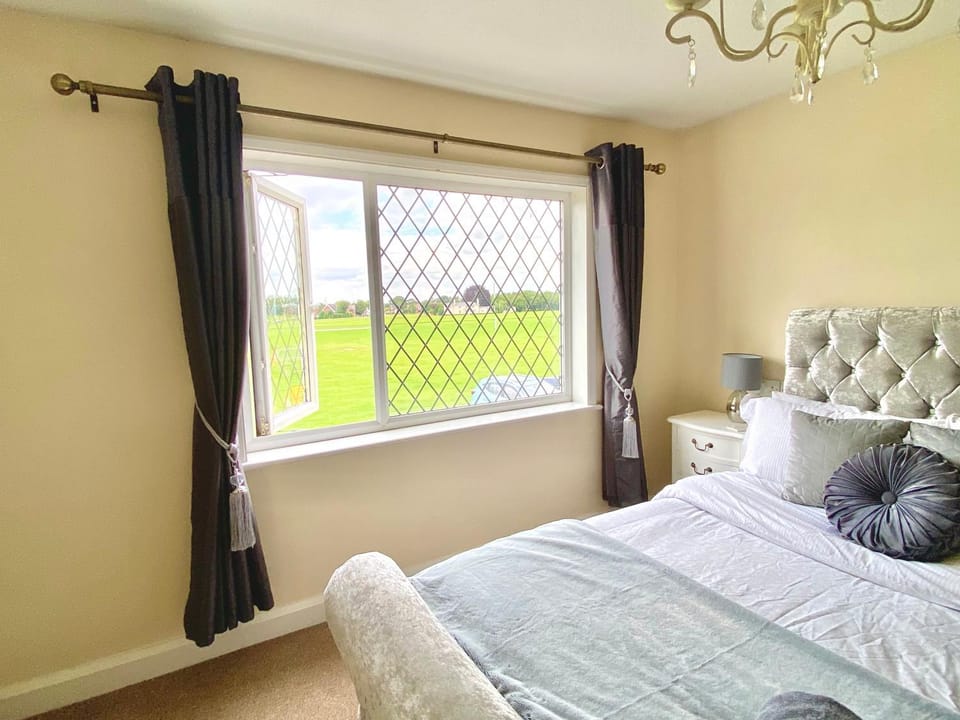 Bed, Bedroom, Garden view