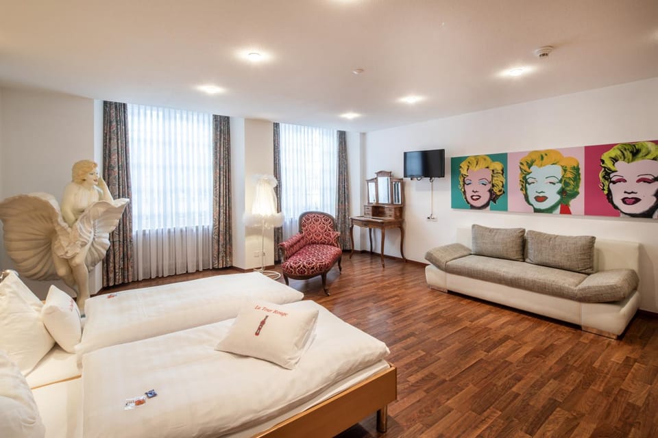 Photo of the whole room, Decorative detail, Bedroom