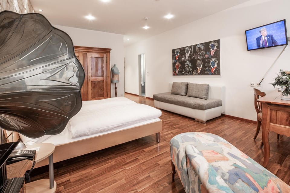 Bed, TV and multimedia, Photo of the whole room, Seating area, Bedroom
