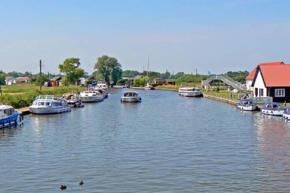 Exceptional Chalet near to Beach, Broads & Gt Yarmouth Apartment in England