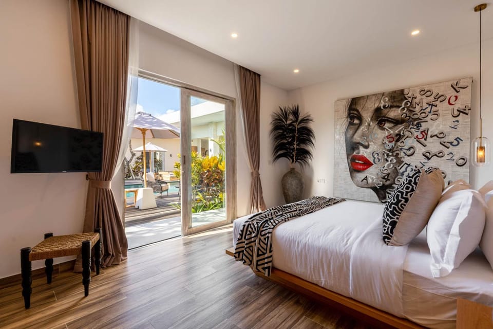 Bed, TV and multimedia, Bedroom, Pool view, air conditioner