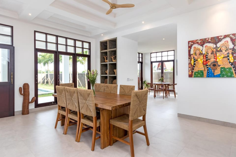Decorative detail, Seating area, Dining area