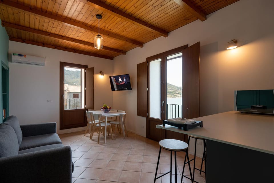 TV and multimedia, Living room, Seating area, Dining area
