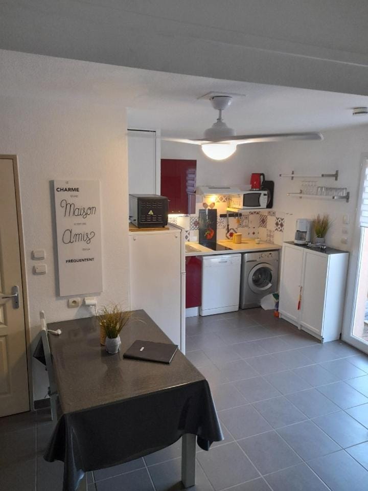 Coffee/tea facilities, Kitchen or kitchenette, Dining area, minibar, pet friendly, stove