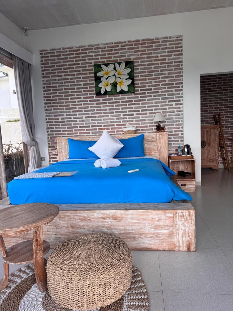 Bed, Living room, Photo of the whole room, Seating area, Bedroom