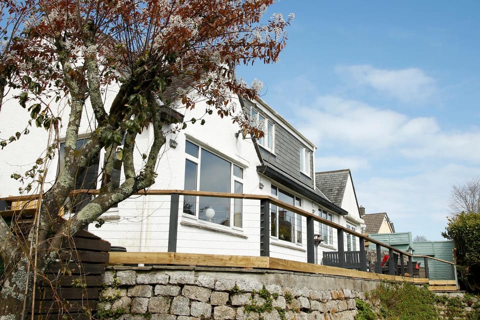 Property building, Patio, Balcony/Terrace