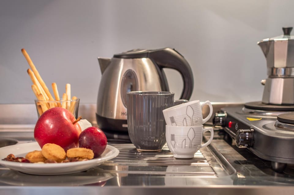 Coffee/tea facilities, Kitchen or kitchenette, stove