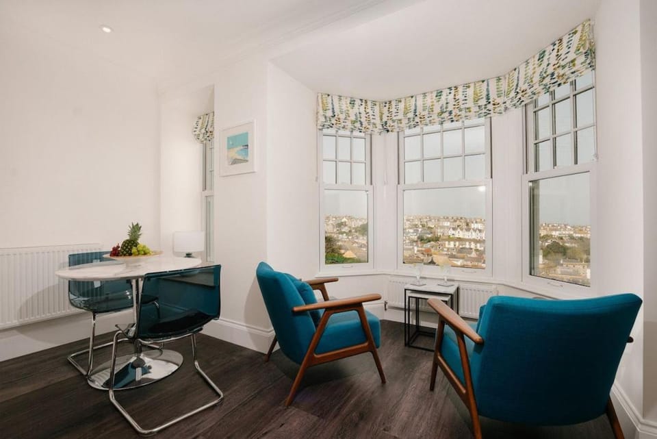 Property building, Living room, Seating area, Dining area