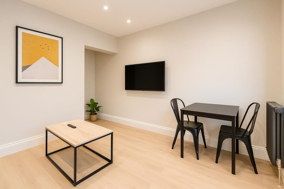 Modern Central Apartment + King Size Bed + Garden Apartment in Cardiff