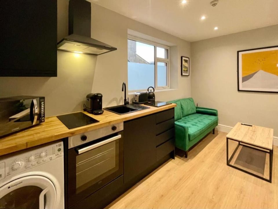 Modern Central Apartment - King Size Bed - Free Parking Apartment in Cardiff