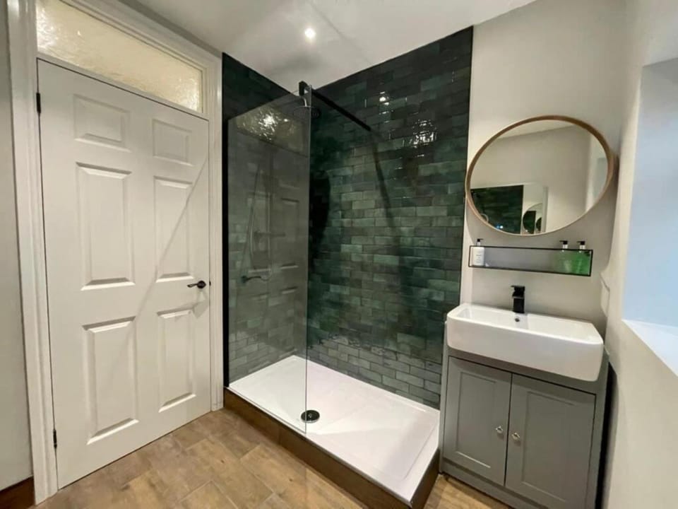 Modern Central Apartment - King Size Bed - Free Parking Apartment in Cardiff