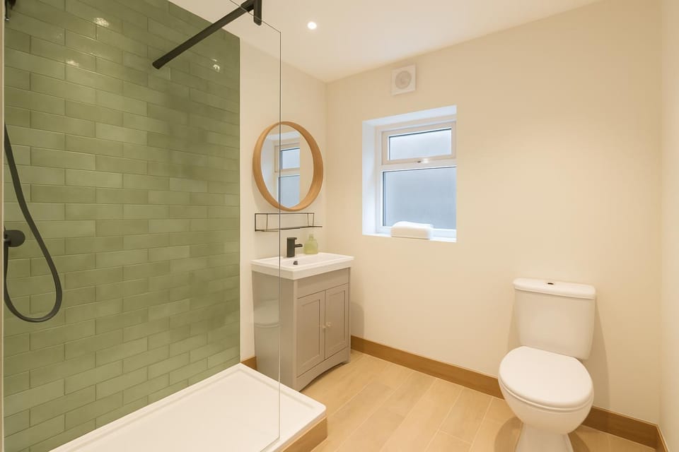 Modern Central Apartment + King Size Bed + Garden Apartment in Cardiff