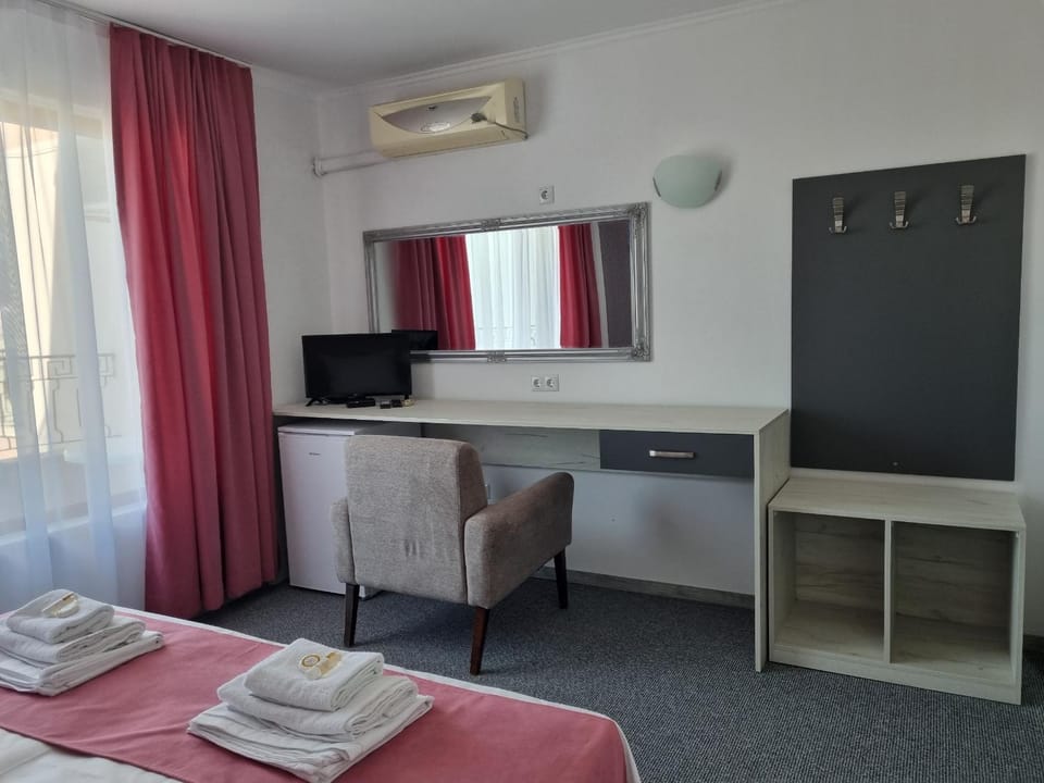 Bed, TV and multimedia, Photo of the whole room, Bedroom, towels, wardrobe, air conditioner