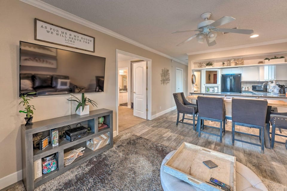 Walk to Beach: Lake Havasu Condo w/ Pool Access House in Lake Havasu City