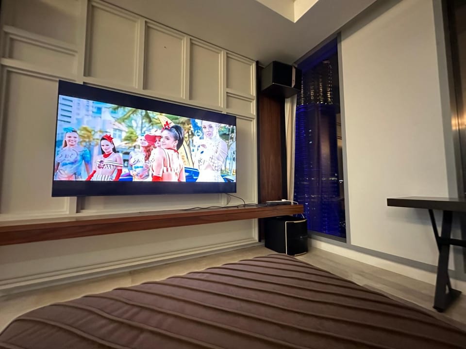 Bed, TV and multimedia, Bedroom