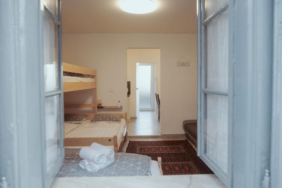 Seating area, bunk bed