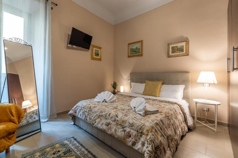 Bed, TV and multimedia, Photo of the whole room, towels