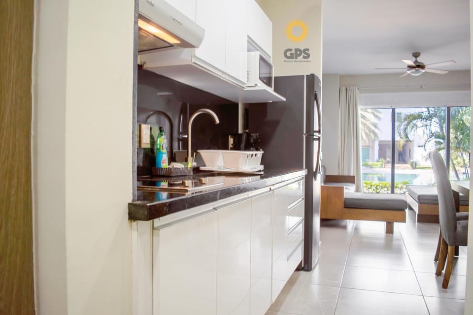 Kitchen or kitchenette, fireplace, minibar, stove