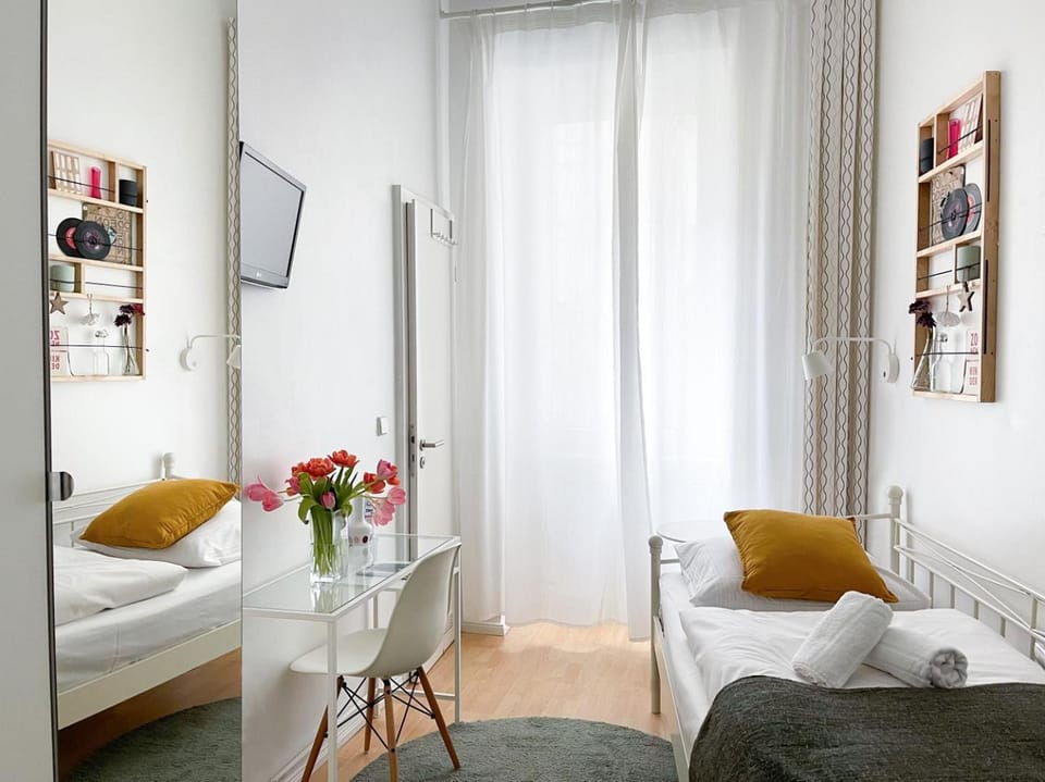 Bed, TV and multimedia, Photo of the whole room, Bedroom, towels