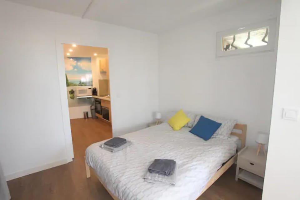 Bed, Night, Kitchen or kitchenette, Photo of the whole room, Bedroom, towels