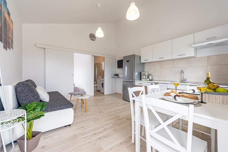 Coffee/tea facilities, Kitchen or kitchenette, Living room
