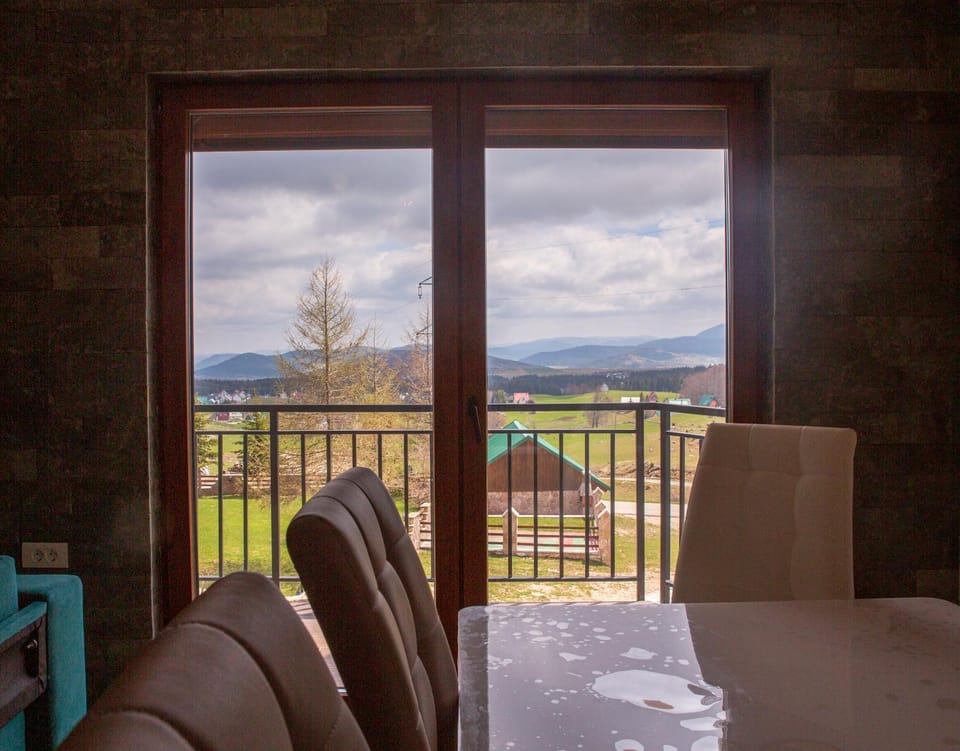 Natural landscape, View (from property/room), Balcony/Terrace, Photo of the whole room, Seating area, Dining area