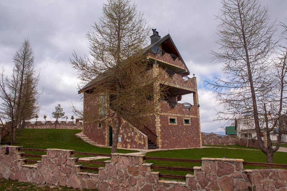 Property building, Day, Garden, Garden view, Landmark view