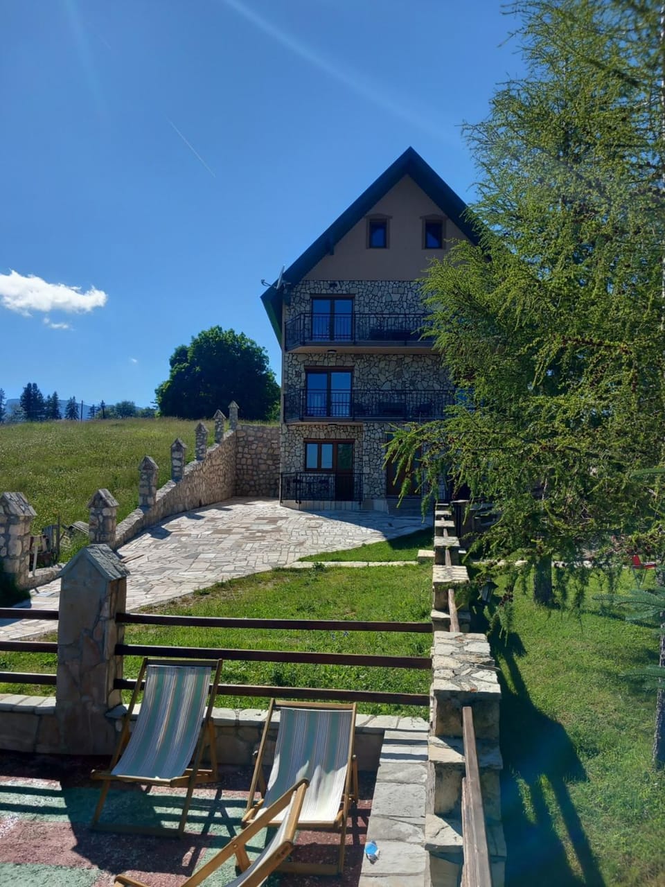 Property building, Day, Natural landscape, Garden, Garden view