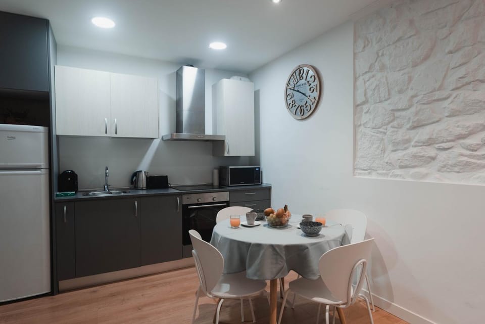 Kitchen or kitchenette, Dining area, oven, stove