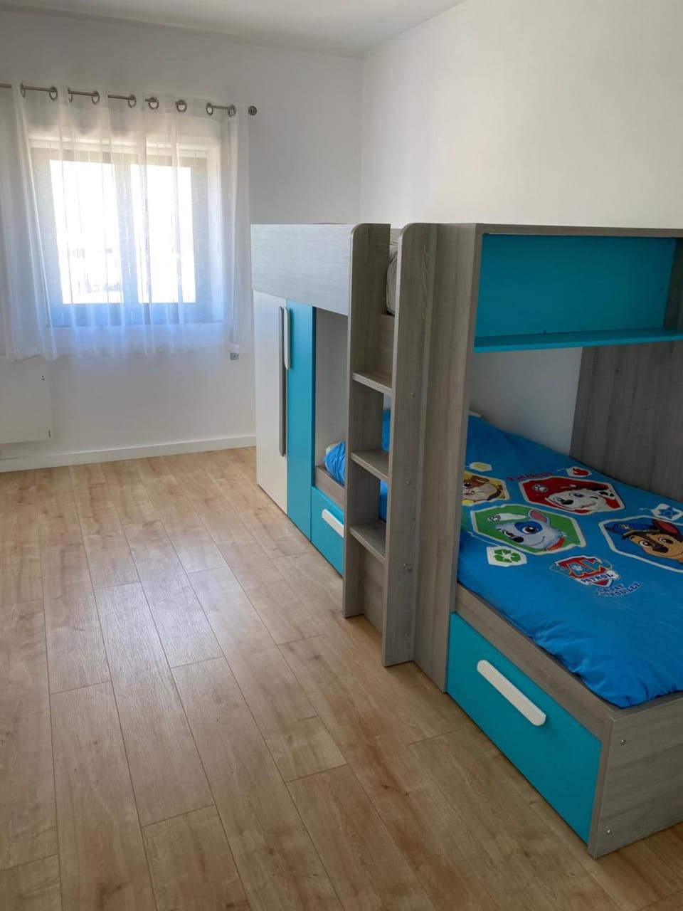 Bedroom, bunk bed