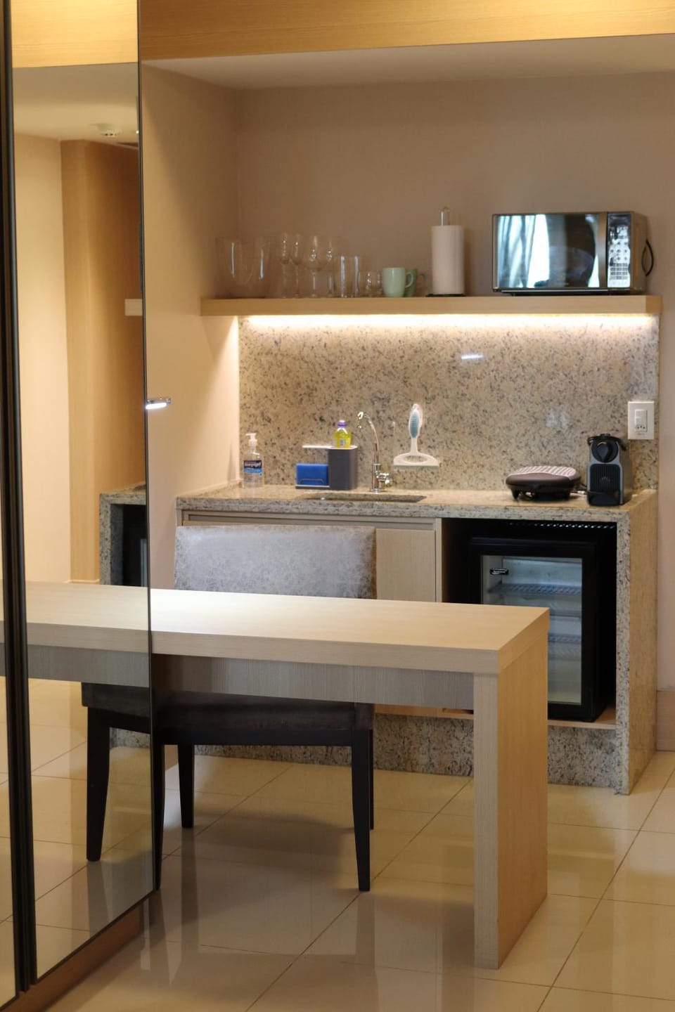 Kitchen or kitchenette, Dining area