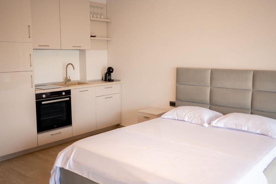 Kitchen or kitchenette, oven, stove
