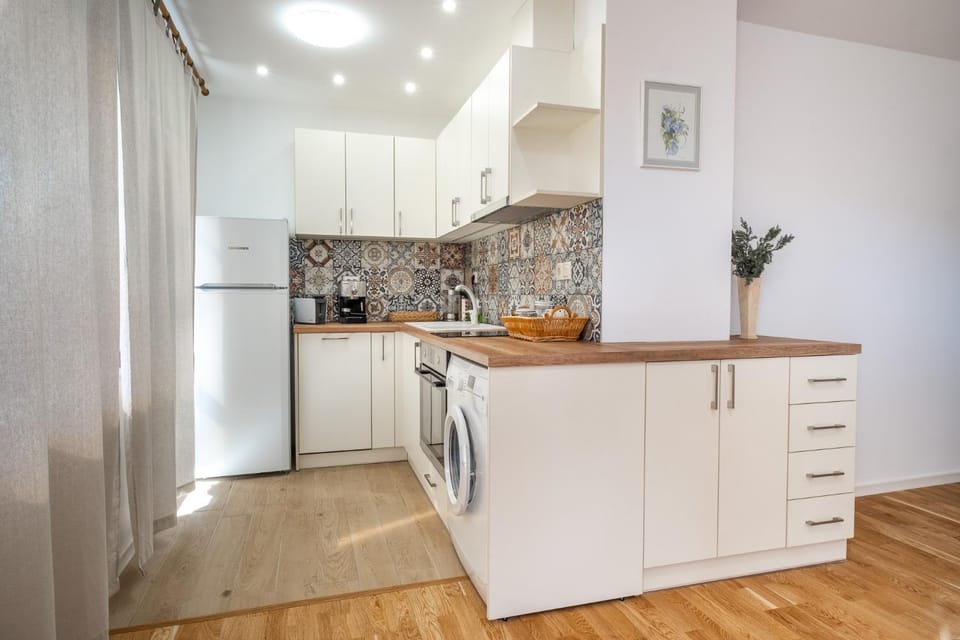 Kitchen or kitchenette, dishwasher, oven, stove, toaster, washing machine