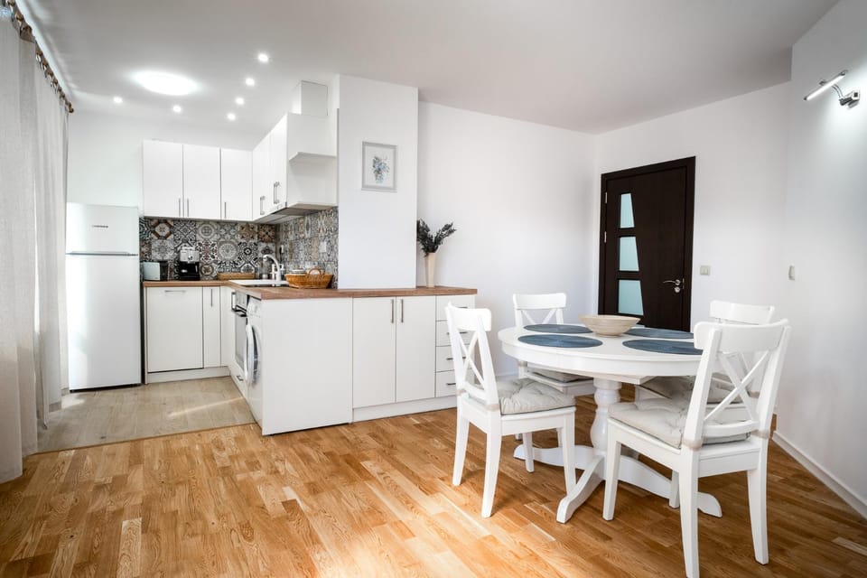 Kitchen or kitchenette, Dining area, dishwasher, oven, stove