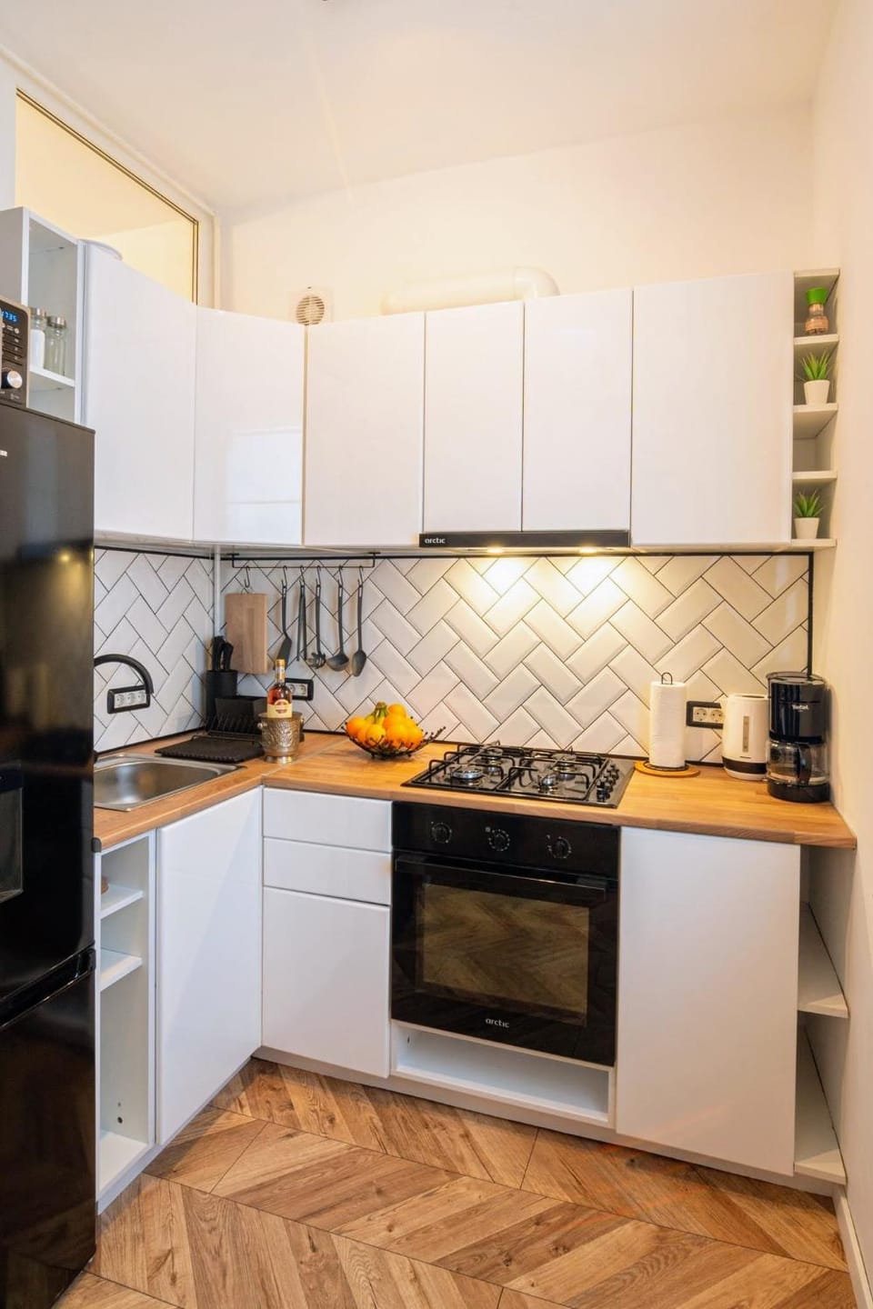 Coffee/tea facilities, Kitchen or kitchenette, Seating area, Dining area, Food, Meals, Lunch, Dinner, Drinks