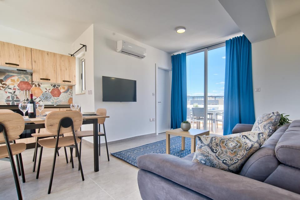 Communal lounge/ TV room, TV and multimedia, Kitchen or kitchenette, Living room, Seating area, Dining area, Evening entertainment
