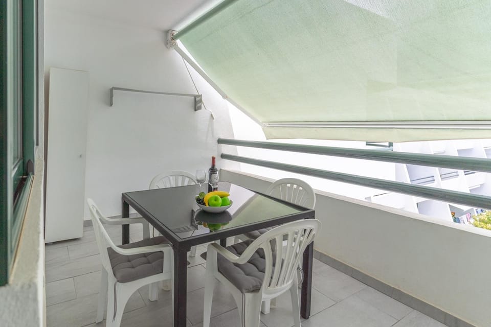 Balcony/Terrace, Dining area, Pool view