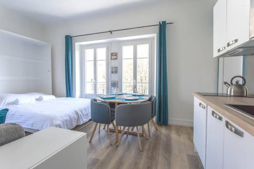 Bed, Living room