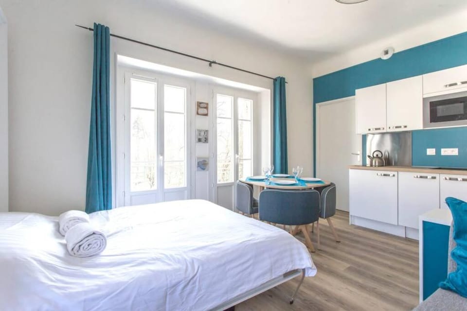 Bed, Dining area