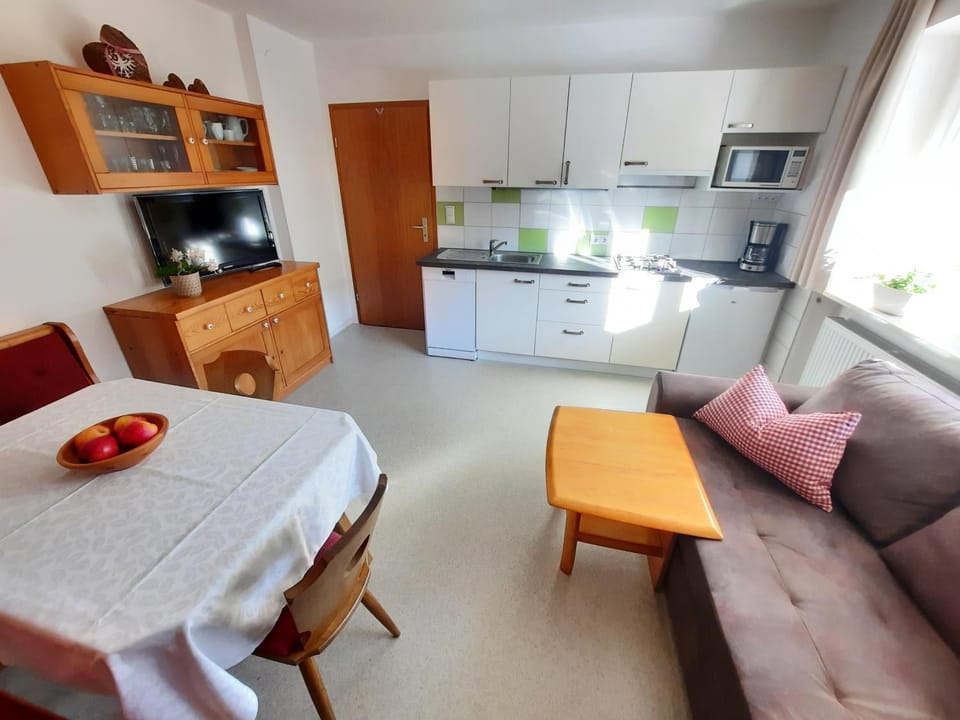 TV and multimedia, Kitchen or kitchenette, Living room, Seating area, Breakfast