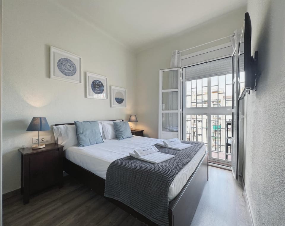 Photo of the whole room, Bedroom