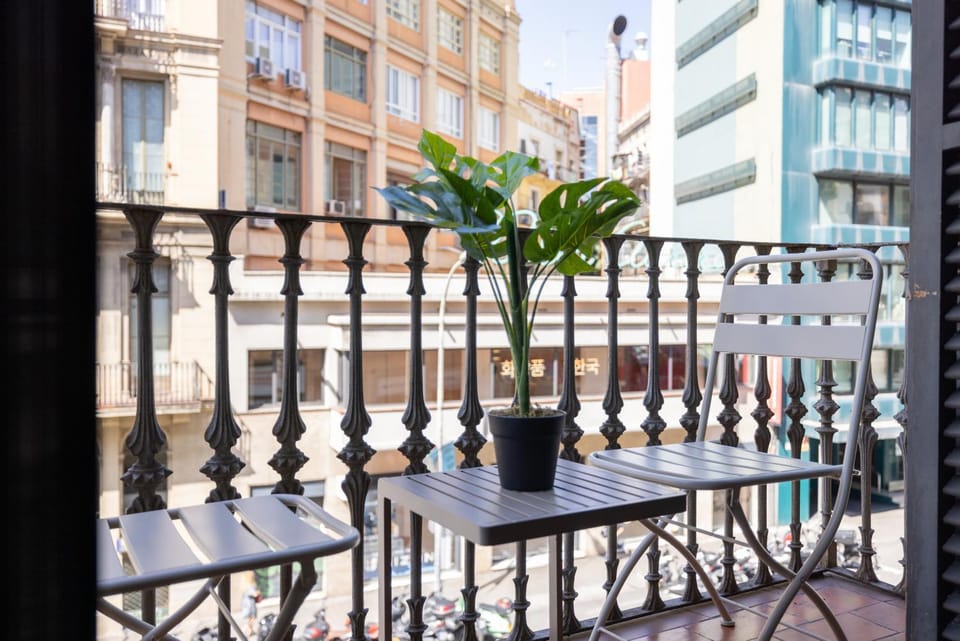 Property building, Day, Balcony/Terrace, Dining area