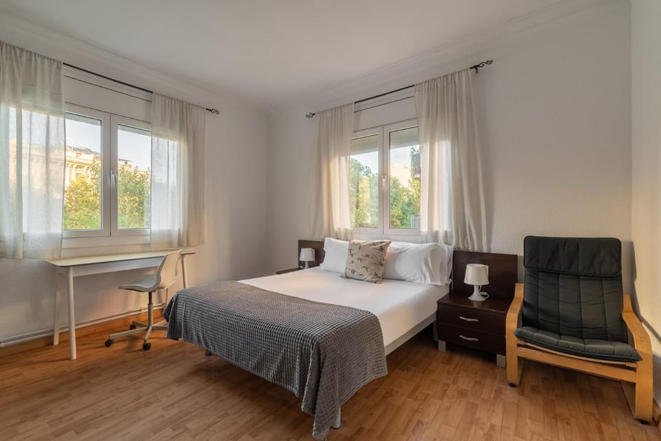 Bed, Living room, Photo of the whole room, Seating area, Bedroom