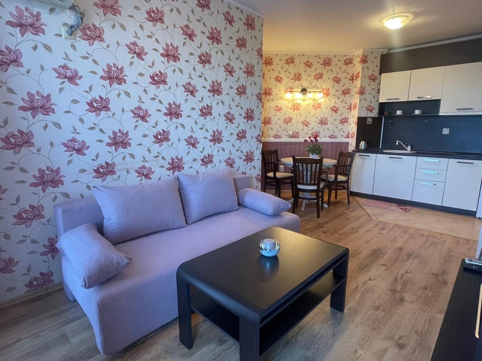 Kitchen or kitchenette, Living room, Seating area, Dining area