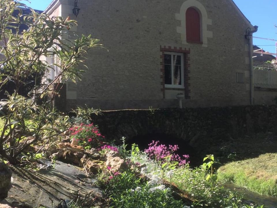 Évasion champêtre : Gîte enchanteur avec jardin clos, rivière et tout confort près des Châteaux de la Loire. - FR-1-381-506 House in Centre-Val de Loire