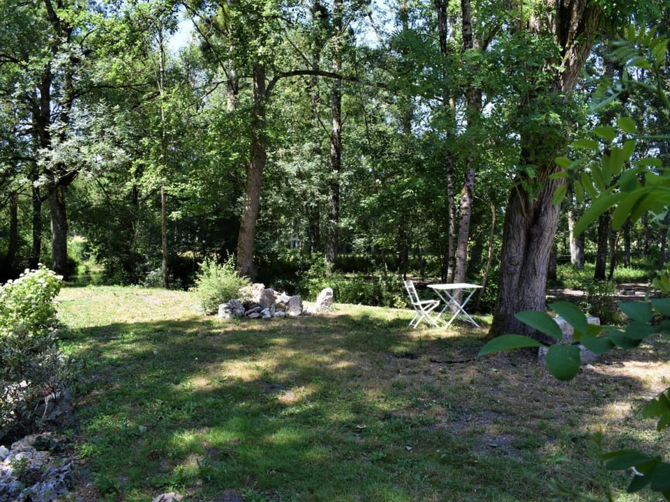 Évasion champêtre : Gîte enchanteur avec jardin clos, rivière et tout confort près des Châteaux de la Loire. - FR-1-381-506 House in Centre-Val de Loire