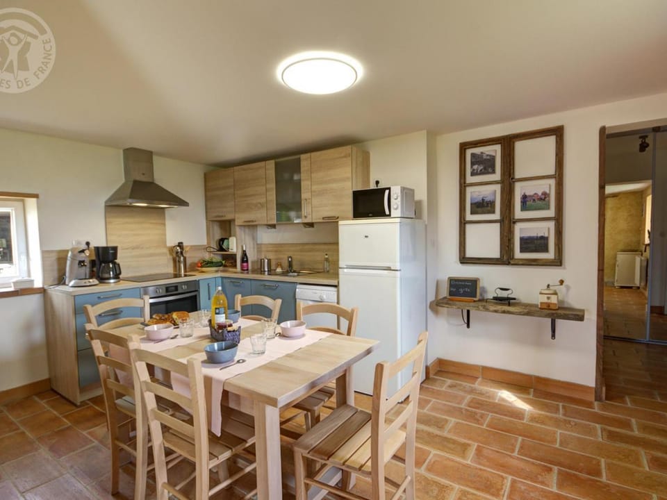 Gîte Authentique avec Internet Très Haut Débit à Amions-Vézelin - FR-1-496-226 House in Auvergne-Rhône-Alpes
