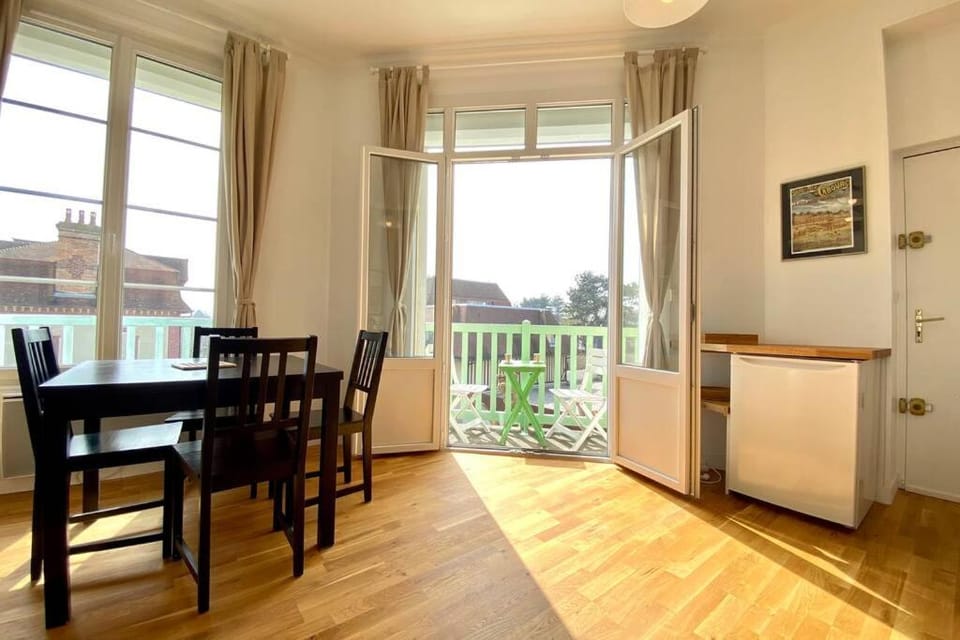 View (from property/room), Balcony/Terrace, Living room