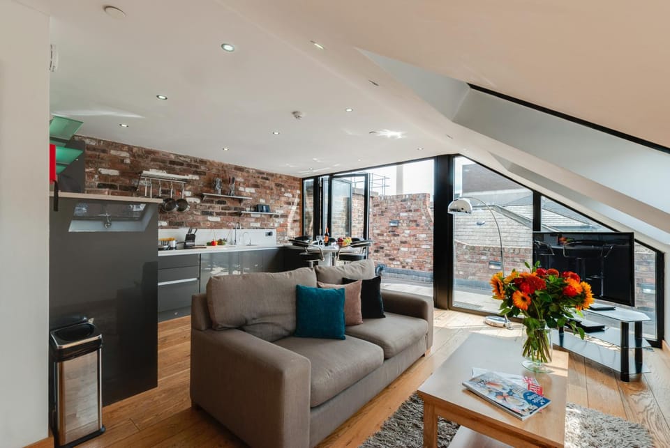 Kitchen or kitchenette, Living room, Seating area, Dining area, oven